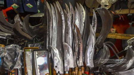 ব্যস্ততা নেই কামারপট্টিতে, জমেনি দা-ছুরি বটি-চাপাতির বাজার