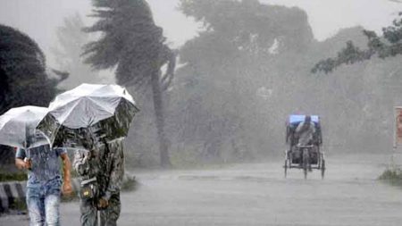 সপ্তাহজুড়ে চলবে ভারী বৃষ্টি, সমুদ্রবন্দরে ৩ নম্বর সংকেত