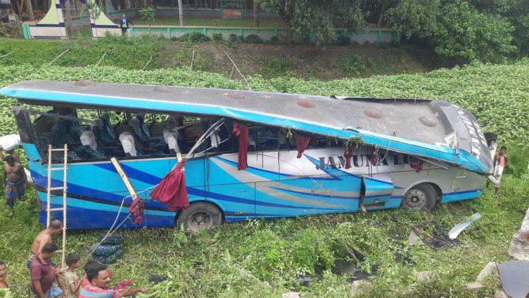 বাঘারপাড়ায় যাত্রী নিয়ে খাদে পড়ে গেল বাস!