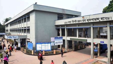 বিশেষজ্ঞ ডাক্তারদের নজর ক্লিনিকে !