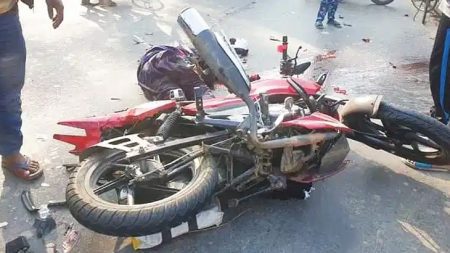 পাইকগাছায় ভ্যান-মোটরসাইকেল সংঘর্ষ, সড়কে ছিটকে পড়ে নিহত ৩