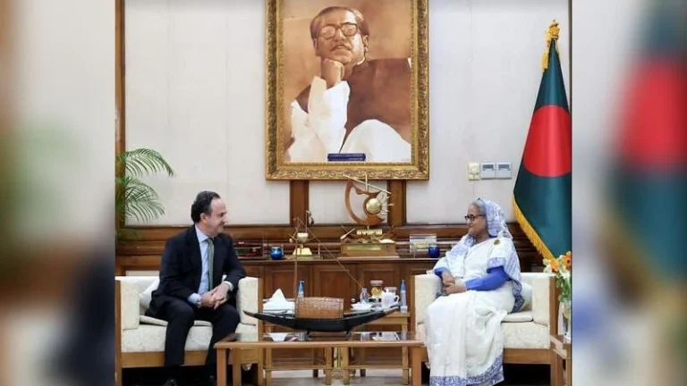 প্রধানমন্ত্রী শেখ হাসিনার সঙ্গে আজ গণভবনে সাক্ষাৎ করেন বাংলাদেশে নিযুক্ত স্পেনের রাষ্ট্রদূত গ্যাব্রিয়েল মারিয়া সিসতিয়াগা ওচহোয়া ডি চিনচিক্রু। ছবি: বাসস