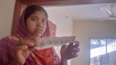 শৈলকুপার বেড়বাড়ি গ্রামের বীরনিবাসের বাসিন্দা আরিফা খাতুন তার ঘরের দরজার ওপর থেকে খসে পড়া প্লাস্টার দেখাচ্ছেন।