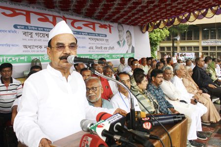 যশোর টাউন হল মাঠে আয়োজিত সমাবেশে বক্তব্য রেখেছেন বিএনপির স্থায়ী কমিটির সদস্য গয়েশ্বর চন্দ্র রায়