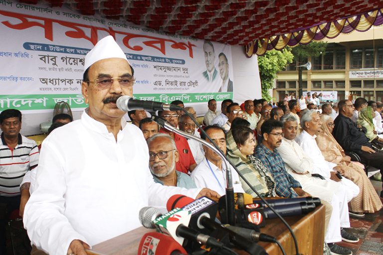 যশোর টাউন হল মাঠে আয়োজিত সমাবেশে বক্তব্য রেখেছেন বিএনপির স্থায়ী কমিটির সদস্য গয়েশ্বর চন্দ্র রায়