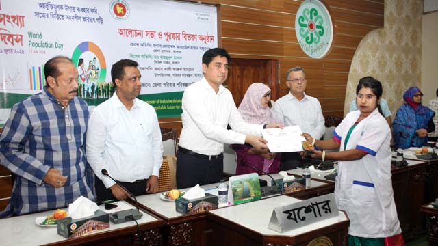 যশোরে বিশ্ব জনসংখ্যা দিবসে কর্মরতদের মূল্যায়ন ও পুরস্কার প্রদান
