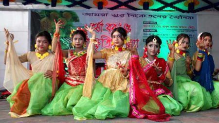 বর্ষাকে বরণ করে নিল সুর নিকেতন