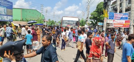 যশোর পৌরসভার ৭ নম্বর ওয়ার্ড এলাকার পানিবন্দি মানুষ জলাবদ্ধতা প্রতিকার দাবিতে রোববার সড়ক অবরোধ করে বিক্ষোভ করেছেন