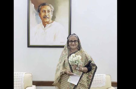 শেখ হাসিনাকে উপহার পাঠালেন হলি আর্টিজানে বাবা হারানো জাপানি কন্যা