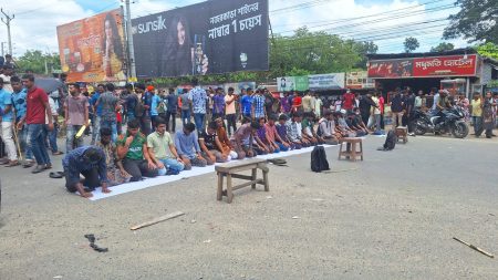 যশোরে রাস্তা অবরোধ করে যোহরের নামাজ আদায় করলেন আন্দোলকারীরা