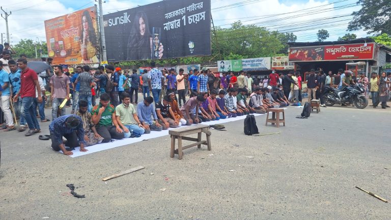 যশোরে রাস্তা অবরোধ করে যোহরের নামাজ আদায় করলেন আন্দোলকারীরা