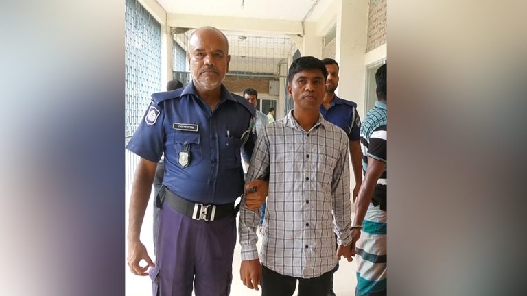 ঝিনাইদহে অস্ত্র মামলায় আলমগীর হোসেন নামের এক ব্যক্তিকে দুটি ধারায় ১৭ বছরের কারাদণ্ড দিয়েছেন আদালত। গতকাল বুধবার (১০ জুন) দুপুরে অতিরিক্ত জেলা ও দায়রা জজ দ্বিতীয় আদালতের বিচার মো. আব্দুল মতিন এ রায় দেন।