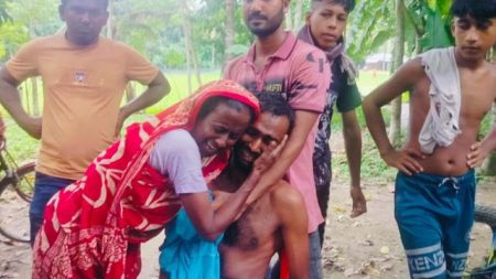 লাশ উদ্ধারের খবর পেয়ে ভ্যানচালক আব্দুল গফ্ফারের স্বজনরা কান্নায় ভেঙে পড়েন