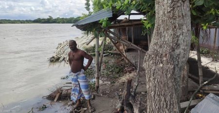বাঁধ ভেঙে তিন গ্রাম প্লাবিত, যশোরে পানিবন্দি শতাধিক পরিবার