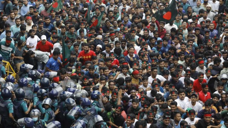 শিক্ষার্থীদের দখলে শাহবাগ, ঠেকাতে পারেনি পুলিশ শিক্ষার্থীদের দখলে শাহবাগ, ঠেকাতে পারেনি পুলিশ