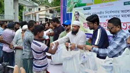 সাকিব আল হাসানের উদ্যোগে দুস্থদের মাঝে খাদ্য বিতরণ