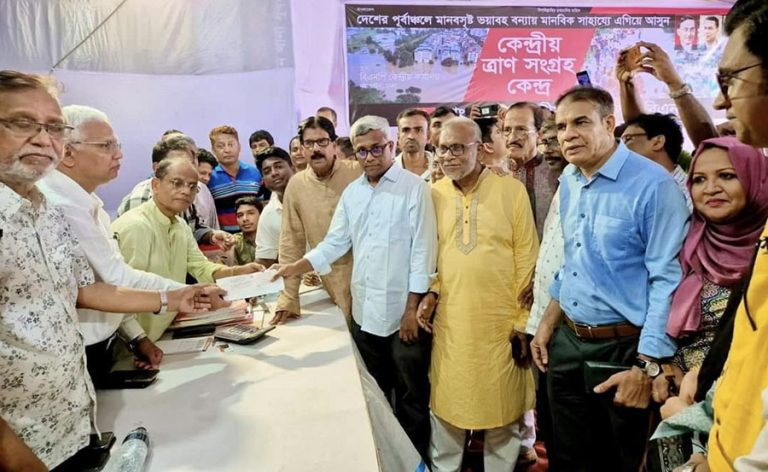 বন্যার্তদের সহায়তার জন্য কেন্দ্রীয় ত্রাণ তহবিলে যশোর বিএনপির অনুদান প্রদান