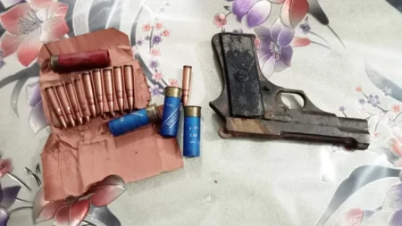 শ্যামনগরে কুড়িয়ে পাওয়া অস্ত্র-গুলি থানায় ফিরিয়ে পুরস্কার পেল ২ শিশু