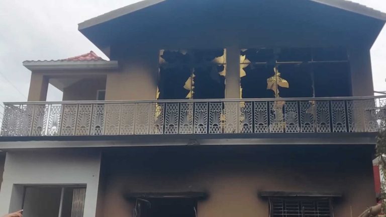 রণক্ষেত্র খুলনা, শেখ হেলালের বাড়িতে আগুন