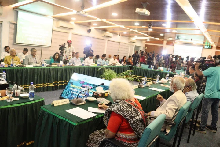 ১৯৭১ এর ধারাবাহিকতা বজায় রেখে সংবিধান পরিবর্তনের পক্ষে অন্তর্বর্তী সরকার আজ শনিবার (৩১ আগস্ট) রাজধানীতে ‘সংবিধান সংশোধন নাকি পুনর্লিখন, কোন পথে হবে গণতান্ত্রিক পুনর্গঠন?’ শীর্ষক আলোচনা সভার আয়োজন করে সেন্টার ফর গভর্নেন্স স্টাডিজ (সিজিএস)।