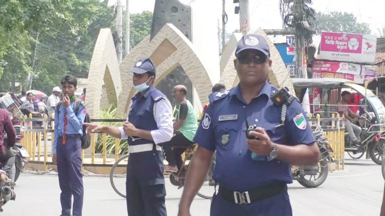 যশোরে ট্রাফিক পুলিশ মাঠে নেমেছে