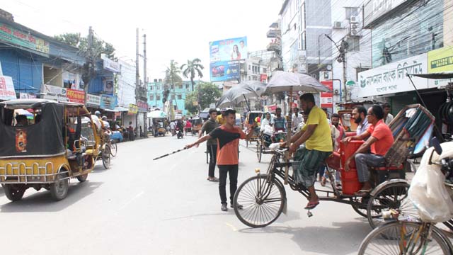 সড়কে শৃঙ্খলা এনে প্রশংসিত শিক্ষার্থী ও স্বেচ্ছাসেবকরা