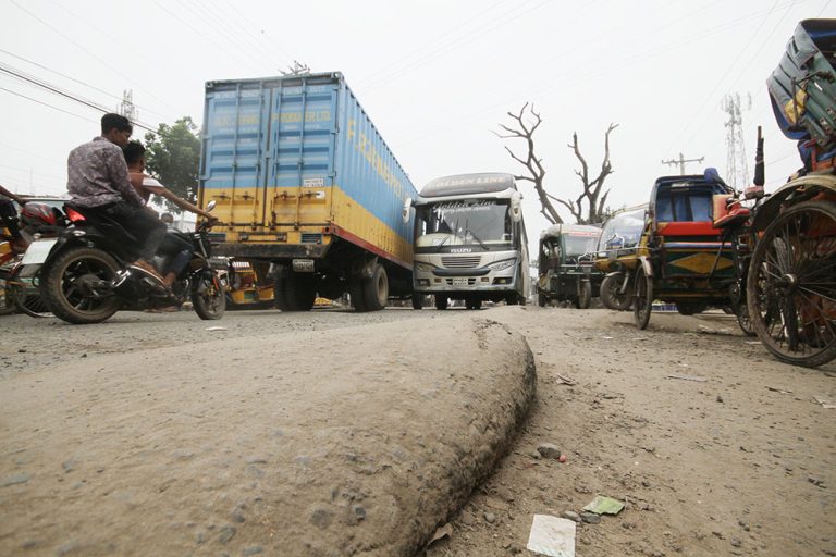 যশোর-বেনাপোল মহাসড়কে ‘ঢিবিতে’ মৃত্যুঝুঁকি