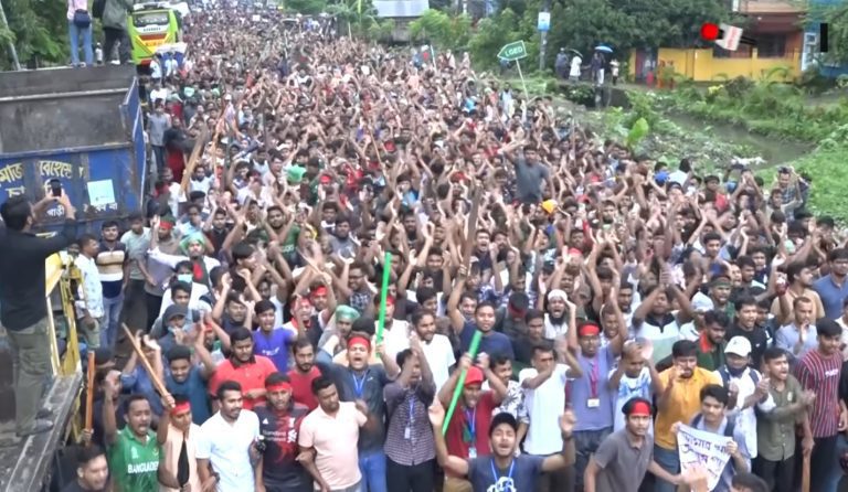 যশোরে শিক্ষার্থীদের সঙ্গে মিছিলে সব শ্রেণিপেশার মানুষ, সড়ক অবরোধ