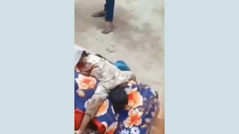 ভিডিওতে এভাবে একটি ভ্যানে লাশ তুলতে দেখা যায়।