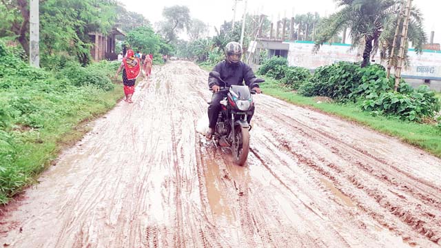 নির্মাণকাজে ধীরগতি, রাজগঞ্জ-ত্রিমোহিনী সড়কে ঝুঁকি