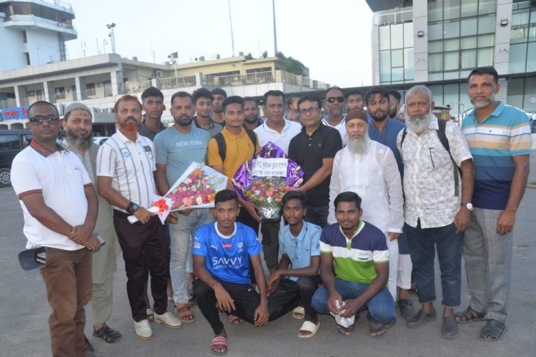 যশোর বিমান বন্দরে ফুলেল শুভেচ্ছায় সিক্ত হলেন ফুটবলার রাহুল