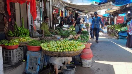 ফুটপাত অবৈধ ইজারা দিয়ে ঝিকরগাছা পৌরসভার অর্থ আদায় কল্যাণ : ঝিকরগাছা বাজারে কাপুড়িয়াপট্টিতে রাস্তা উপর বসেছে দোকান।