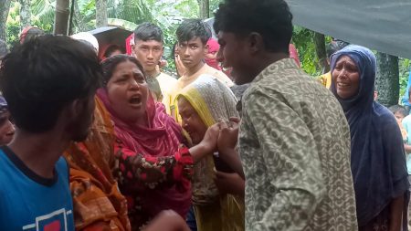 ঝিনাইদহ সদরের পোড়াহাটি ইউনিয়নের সুড়াপাড়া গ্রামে বিদ্যুৎস্পৃষ্টে একই পরিবারের তিনজনের মৃত্যুতে স্বজনদের আহাজারি