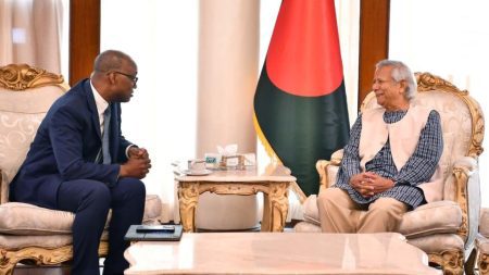 মঙ্গলবার ঢাকার রাষ্ট্রীয় অতিথি ভবন যমুনায় প্রধান উপদেষ্টা প্রফেসর মুহাম্মদ ইউনূসের সঙ্গে সৌজন্য সাক্ষাৎ করেন বিশ্বব্যাংকের কান্ট্রি ডিরেক্টর আবদুলায়ে সেক। ছবি : পিআইডি