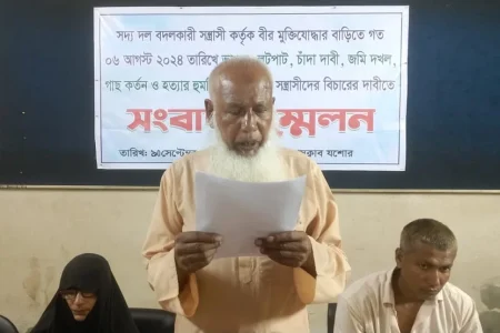 বীর মুক্তিযোদ্ধা আবদুল খালেক মোল্লার সংবাদ সম্মেলন। মঙ্গলবার যশোর প্রেসক্লাব মিলনায়তনে