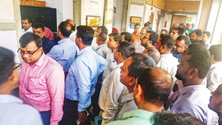 সচিবালয়ে হট্টগোল: শাস্তি পাচ্ছেন ১৭ উপসচিব