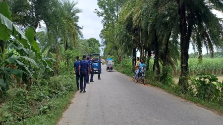 ঘটনাস্থল পরিদর্শন করেন পুলিশ সদস্যরা।