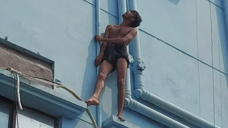 প্রেমিকার ডাকেও ভবনের কার্নিশ থেকে নামলো না সাব্বির, ঝুলে ছিল ৮ ঘণ্টা যশোর শহরের সিটি প্লাজা বহুতল ভবনের কার্নিশে ঝুলে আছেন সাব্বির হোসেন নামে এক যুবক।