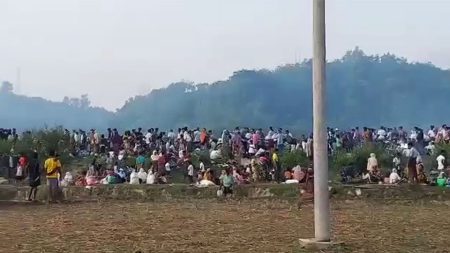 দুই মাস আগে সংঘাতের জের ধরে ঘরছাড়া রোহিঙ্গারা মংডু শহরের পশ্চিমের খোলা জায়গায় আশ্রয় নিয়েছিল; তাদের অনেকে বাংলাদেশে আশ্রয় নিতে চাইছে । ছবি : সংগৃহীত