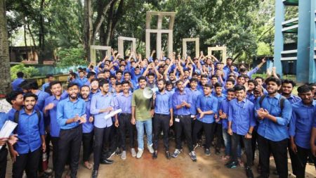 চিফ ইনস্ট্রাস্টরের বদলি কার্যকরের দাবিতে যশোর পলিটেকনিক শিক্ষার্থীদের বিক্ষোভ