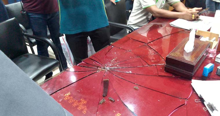 হাসপাতালের তত্ত্বাবধায়কের টেবিলের গ্লাস ভাঙচুর
