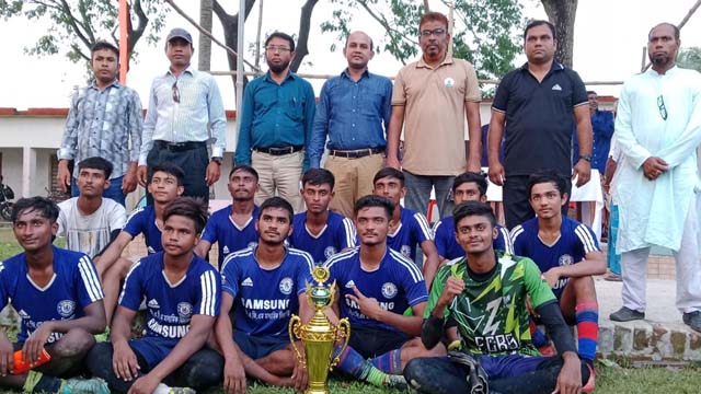 যশোরে স্কুল ফুটবল টুর্নামেন্টের চ্যাম্পিয়ন সিএজিএম মাধ্যমিক বিদ্যালয়