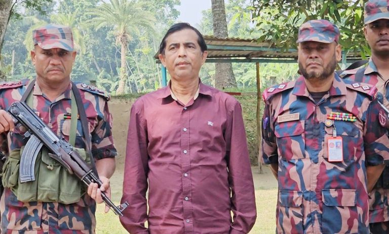 ভারতে পালানোর সময় শার্শার শিকারপুর সীমান্তে গাজীপুরের সাবেক ভারপ্রাপ্ত মেয়র গ্রেপ্তার