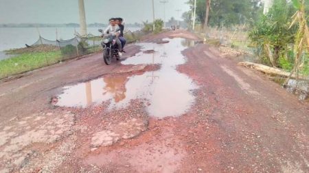 কেশবপুরে বন্যায় ক্ষতিগ্রস্ত ২৫ গুরুত্বপূর্ণ সড়ক, চলাচলে দুর্ভোগ