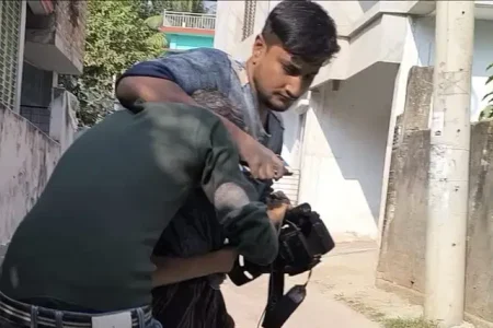 যশোরের ঝিকরগাছার কৃষ্ণনগর গ্রামে পেশাগত দায়িত্ব পালন করতে গিয়ে হামলার শিকার হন দুই সাংবাদিক।