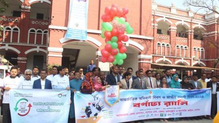 যশোরে অভিবাসী দিবসে দুই ব্যক্তি ও তিন ব্যাংককে সম্মাননা ক্রেস্ট প্রদান