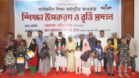 নতুন ড্রেসের সাথে নতুন ব্যাগ নিয়ে স্কুলে যাবে যশোরের দেড়শ শিক্ষার্থী