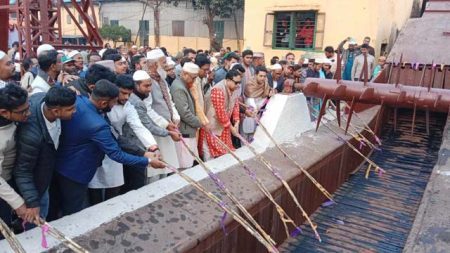৭০ কোটি টাকা লোকসান ও সাড়ে ৩শ কোটি টাকা ব্যাংকের দায় নিয়ে মৌসুমের যাত্রা ঝিনাইদহের কালিগঞ্জে অবস্থিত রাষ্ট্রীয় মালিকানার মোবারকগঞ্জ চিনিকল শুক্রবার বিকেলে ৫৮তম মাড়াইমৌসুমের আনুষ্ঠানিক যাত্রা শুরু করে