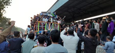 ঝিকরগাছায় স্টপেজের দাবিতে মানববন্ধনে থামলো ‘রূপসী বাংলা’