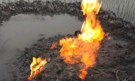 তালায় নলকূপ থেকে উঠছে গ্যাস